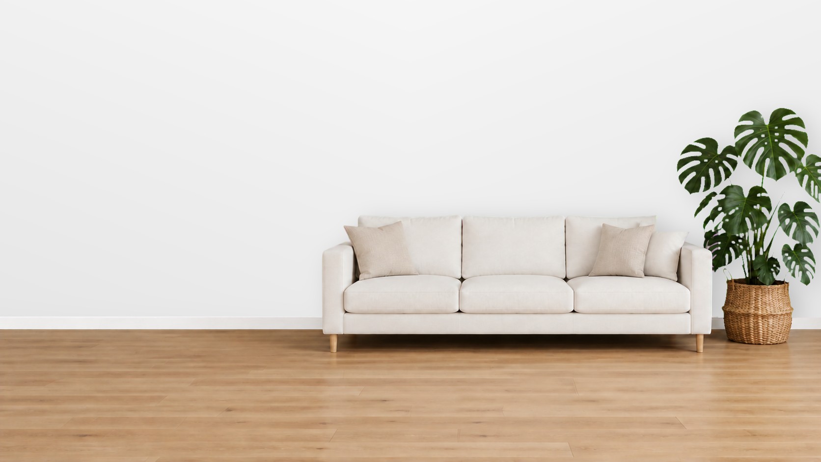 Heller Wohnraum mit Sofa und Pflanze vor einer Wand (KI-Beispielbild)